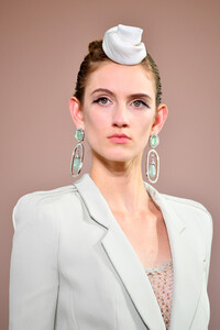 821599352_GiorgioArmaniPriveRunwayParisFashionUMtqJ1v49J1x.thumb.jpg.bf2efb65cd161310b6e1df5892cbff3f.jpg