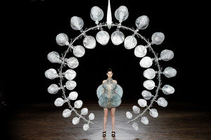 826341260_IrisVanHerpenRunwayParisFashionWeek21cmGjhdChtx.thumb.jpg.f80c34571e7d61c875b0f64a568f7753.jpg