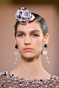 827036558_GiorgioArmaniPriveRunwayParisFashionc4n5oUtUPuJx.thumb.jpg.08f344ab458508477999c7dd58cd85f8.jpg