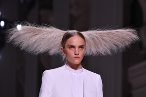 828119612_GivenchyRunwayParisFashionWeekHauteCoutureitjT5YbfYmWx.thumb.jpg.26e69ee162595319a23b9117eb91112e.jpg