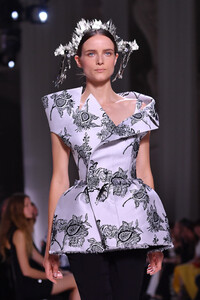 828165533_GivenchyRunwayParisFashionWeekHauteCoutureW0PpZ4v3M9rx.thumb.jpg.aa60113773e2861cd3510968ffbaae64.jpg
