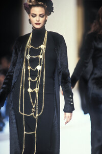 833226157_Chanel1992WomenRTW140.thumb.jpg.ad59a834d94d32f7a1824edf0b6f2a52.jpg