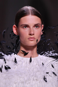 833467110_GivenchyRunwayParisFashionWeekHauteCouturewsHJnYgXEOMx.thumb.jpg.a01b70fd1d3f972eb8220f0e50efc637.jpg