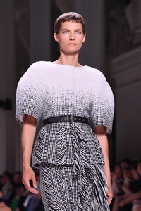 836331640_GivenchyRunwayParisFashionWeekHauteCoutures0BcQRPtmw3x.thumb.jpg.dbfc462d6b16839f4df61109824da6e8.jpg