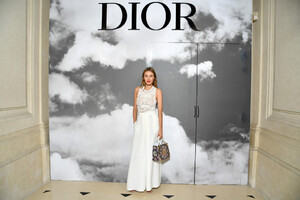 Camille+Rowe+Christian+Dior+Photocall+Paris+V7vYQlO_GwXx.jpg