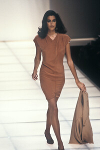 854917454_GiorgioArmani1991WomenRTW90.thumb.jpg.49714550917d6d23808f73cd32bbe831.jpg