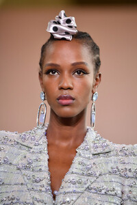 857401347_GiorgioArmaniPriveRunwayParisFashionk0Pp0d11YnKx.thumb.jpg.a37edde0982e782d628424622f51f647.jpg
