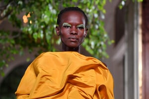 860092219_ValentinoRunwayParisFashionWeekHauteNw14fGAxVzGx.thumb.jpg.ca7196afe6c610fec4afa64d5ea7ebfc.jpg