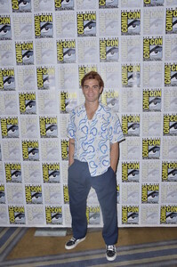 KJ+Apa+Riverdale+Photo+Call+Comic+Con+WNq3Btn8Blmx.jpg