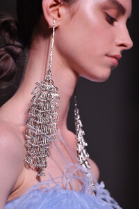 897518805_GivenchyRunwayParisFashionWeekHauteCouturepwpigZc6zTjx.thumb.jpg.66d3a503beb2f79f31ddcaf6e48ded28.jpg