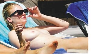 921873044_SophieTurner_Public837_26-07-2019(4).thumb.jpg.d2fd6385eab5f8bb3818c96169d865a9.jpg
