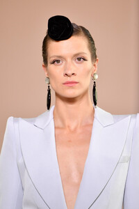 934963875_GiorgioArmaniPriveRunwayParisFashionU4YcOWd2soyx.thumb.jpg.89455b3e07f97f7d9a0a8b5e69be950e.jpg