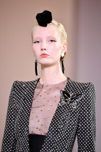947165694_GiorgioArmaniPriveRunwayParisFashionckGhx_zusHkx.thumb.jpg.0e020e39196ae20701f2e34e1ff4378c.jpg