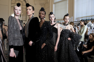 949845235_armani-prive-hc-bks-v-rf19-4984(1).thumb.jpg.1b0595e2bf501f7627bf4fbd84602a0d.jpg