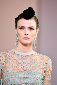 94986208_GiorgioArmaniPriveRunwayParisFashionzBuNV4QSWpRx.thumb.jpg.4c376082b15f4547bfc6a1037ccd805a.jpg