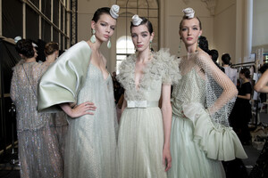 956897308_armani-prive-hc-bks-v-rf19-4855(1).thumb.jpg.d7e9889cf171a67c70f62cf285a8099b.jpg