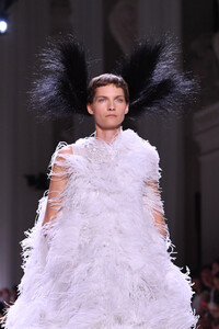 969338961_GivenchyRunwayParisFashionWeekHauteCouture024UB2OL4bfx.thumb.jpg.4f5c014aa976b6d592e253a5317ac363.jpg