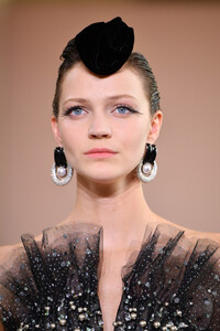 973050232_GiorgioArmaniPriveRunwayParisFashion4-MiEyZwxWKx.thumb.jpg.608d86fdbabce281af88150a09001faf.jpg