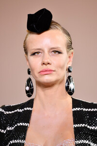 976180055_GiorgioArmaniPriveRunwayParisFashionx8Y3I60Q_zDx.thumb.jpg.7f6581da8ab8b6b904eb1f8bf721c8ee.jpg