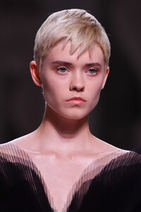 977734836_GivenchyRunwayParisFashionWeekHauteCoutureyIbPf1wJj1Rx.thumb.jpg.57588505284381dfce4df7799774c2df.jpg