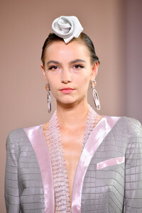 980113166_GiorgioArmaniPriveRunwayParisFashionpfDINy5yKuXx.thumb.jpg.02345c06d75c98ea8927299b3867d8ba.jpg