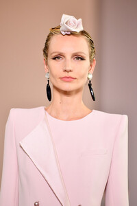997772126_GiorgioArmaniPriveRunwayParisFashionXrE117hx33lx.thumb.jpg.ed63e24220db089d037c7f5cd169590e.jpg