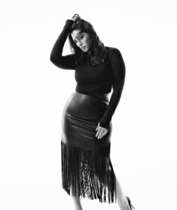 Ashley-Graham-Marina-Rinaldi-Denim-Fall-2019-Campaign14.thumb.jpg.3a0f8c8264800ec1c30b0f292013bde9.jpg