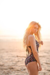 Cornwall-surf-lifestyle-photography-with-Lucie-Donlan-by-Marianne-Taylor._0009.jpg