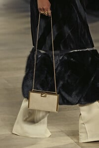 Fendi-PO-HC-clp-F19-0016.thumb.jpg.3e213775c38912dfd10ba9dc72a8e9fc.jpg