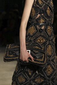 Fendi-PO-HC-clp-F19-0021.thumb.jpg.90d977227378beda53e4d3f0535f234b.jpg