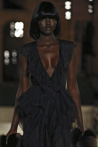 Fendi-PO-HC-clp-F19-0028.thumb.jpg.5ed70a30f8d718e82d52500aaf76bb33.jpg