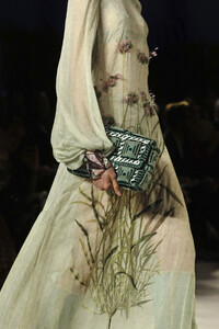 Fendi-PO-HC-clp-F19-0044.thumb.jpg.2ded2d0823d9743611740250c9d344d3.jpg