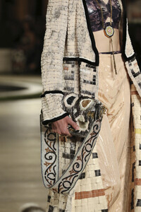 Fendi-PO-HC-clp-F19-0050.thumb.jpg.657ae292bf6c43e809b83245bdffba5b.jpg