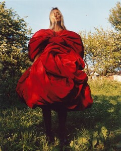 Kate-Moss-Alexander-McQueen-Fall-2019-Campaign09.jpg