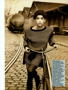 Lindbergh_Vogue_Italia_January_1985_04.thumb.png.0cf7ca416ab868d52782d3a7879bfac5.png