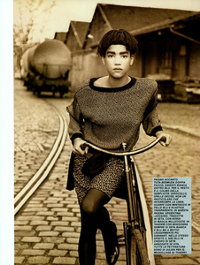 Lindbergh_Vogue_Italia_January_1985_04.thumb.png.9ea10b26877497b08a0c74b172d2fed7.png
