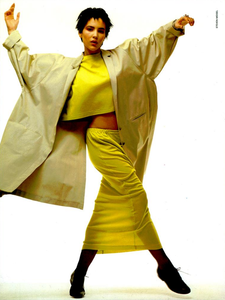 Meisel_Romeo_Gigli_Spring_Summer_1985_04.thumb.png.04f151e000edab50a3cedf41a583869e.png