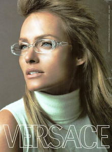 Meisel_Versace_Fall_Winter_03_04_04.thumb.png.33c9b45a737a1480b304dd33e309f9a5.png