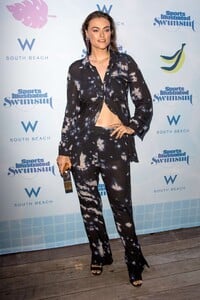 Myla-De-Blasio---2019-Sports-Illustrated-Swimsuit-Show-01.jpg