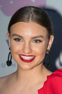 Olivia-Brower---2019-Sports-Illustrated-Swimsuit-Show-04.thumb.jpg.860e249aebbd9d3280714938c634114c.jpg