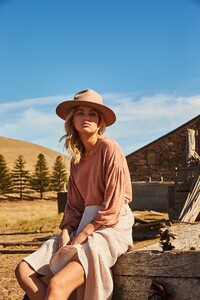 Rowie-The-Label-Pre-Spring-2019-Campaign06.jpg