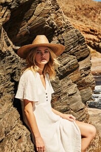 Rowie-The-Label-Pre-Spring-2019-Campaign10.jpg