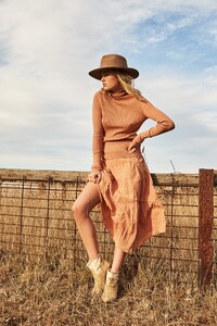 Rowie-The-Label-Pre-Spring-2019-Campaign33.jpg