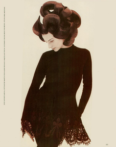 Saikusa_Vogue_Italia_July_August_1988_06.thumb.png.6bd236728c164ed03c574ac5b334b94d.png