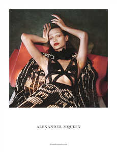 Sims_Alexaander_McQueen_Spring_Summer_2015_02.thumb.png.d9ff3ae59e0db8461f22514bd3d1b50d.png