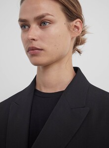 Woman_2_Blazer_Black_Detail3.jpg