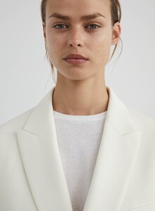 Woman_2_Blazer_Cream_Detail1.jpg