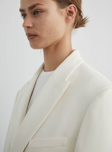 Woman_2_Blazer_Cream_Detail3.jpg