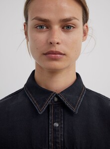 Woman_3_DenimJacket_Black_Detail1_75bb5acd-4918-4822-ac8b-4b3dee800507.jpg