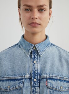 Woman_3_DenimJacket_Blue_Detail1_e7ba4e02-d3d4-4720-bd5f-eaeaaac8985e.jpg